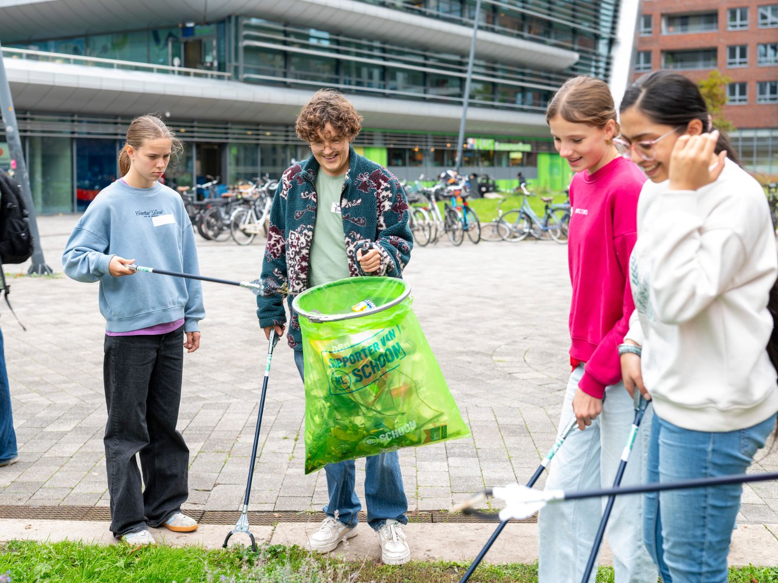 Deelnemers buiten op het Duurzaamheidsfestival