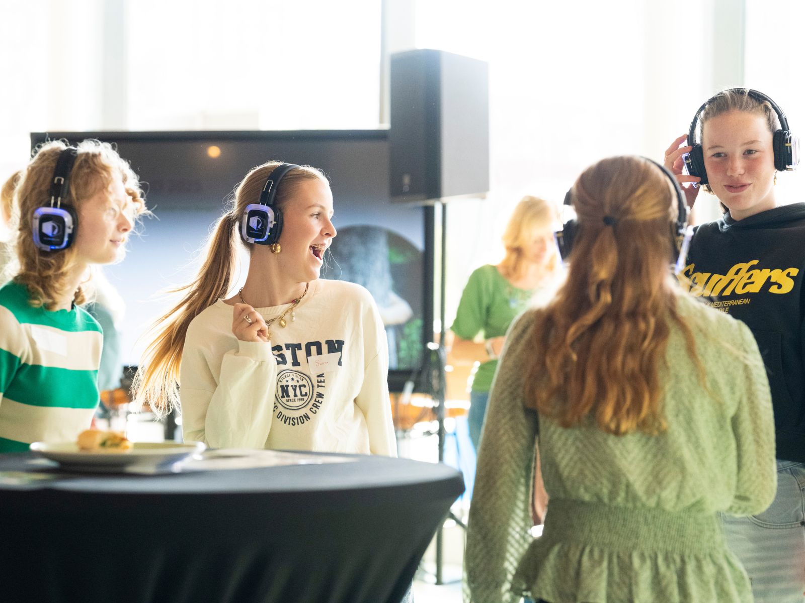 Bezoekers dansen samen op het Duurzaamheidsfestival