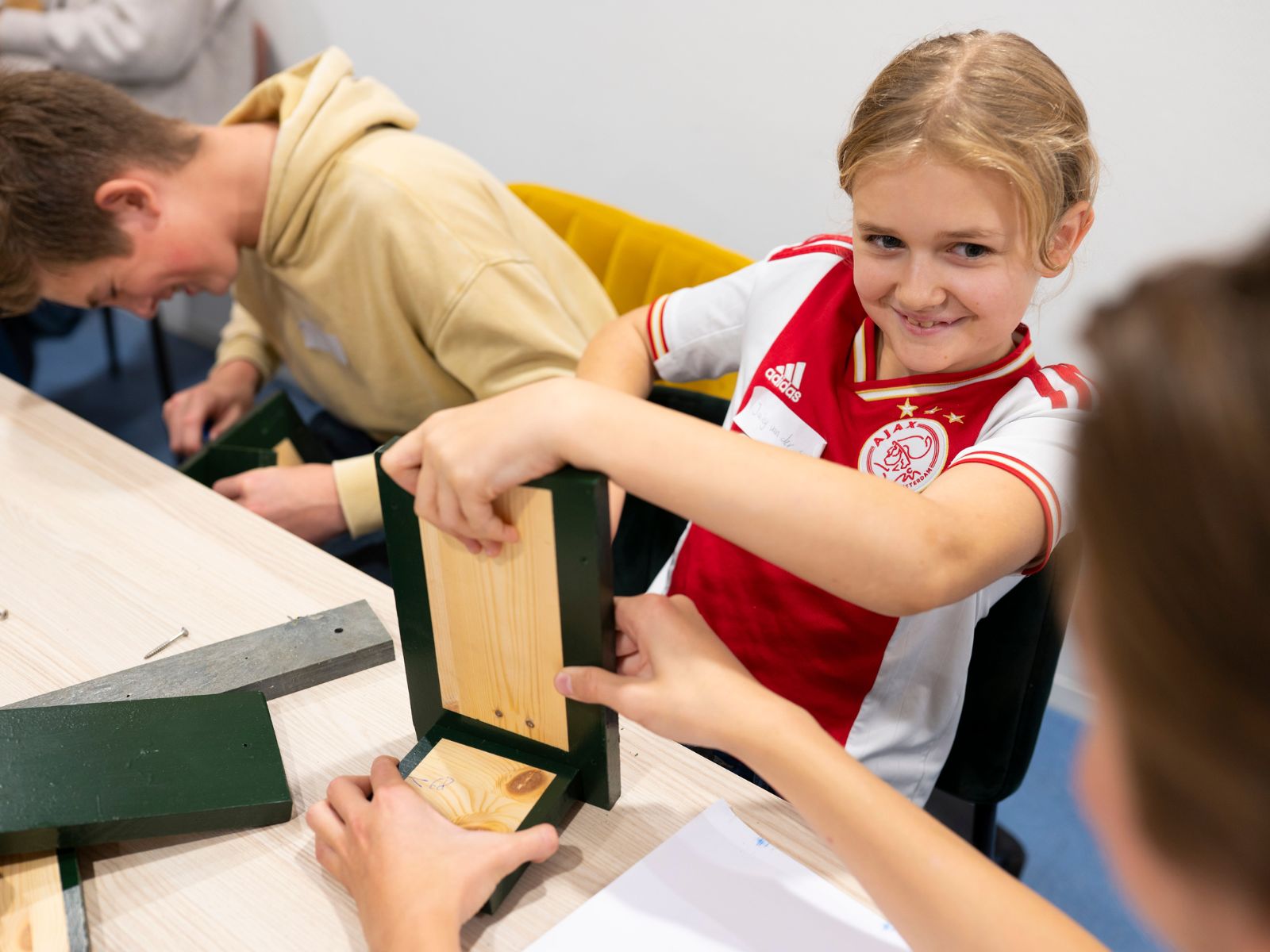 Workshopdeelnemers aan het werk op het Duurzaamheidsfestival